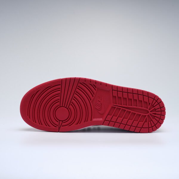 Air Jordan 1low LV og Chicago Match with a checkerboard - Image 3